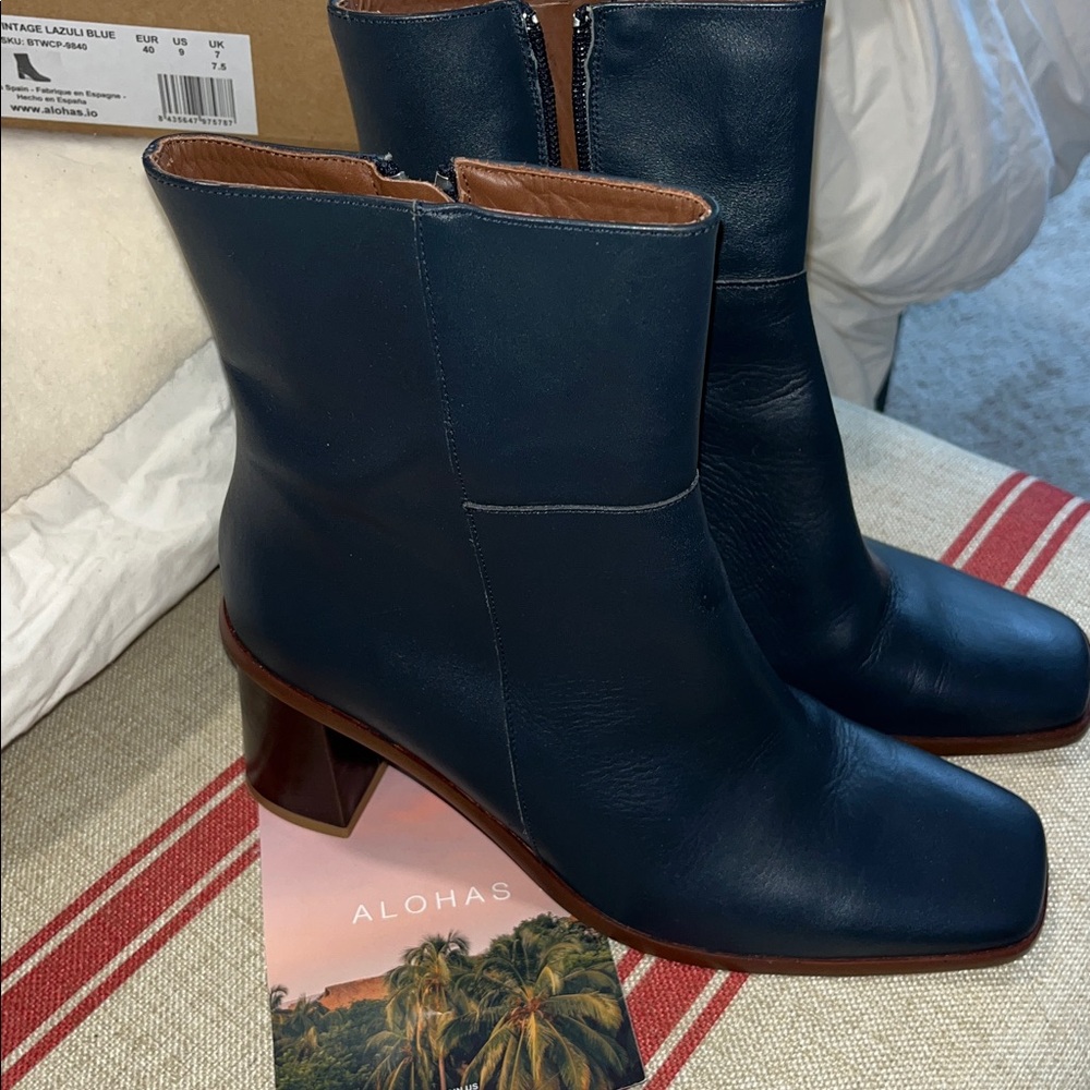 Alohas West Vintage Size 40 Navy Womens Leather Boot worn once with box